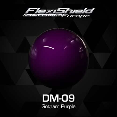 Une sphère brillante violet foncé est centrée sur un fond géométrique noir, évoquant une allure énigmatique. Le texte FLEXISHIELD Cosmétique PPF DM-09 Gotham Purple l'enveloppe, de ses teintes de violet sombre et mystérieux, apportant à votre véhicule une allure captivante. - Tekalab