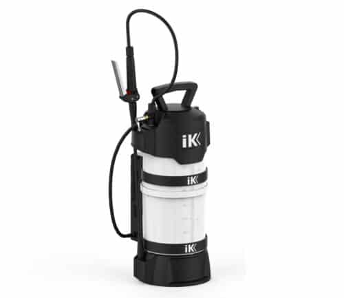Le pulvérisateur de mousse à batterie IK e FOAM Pro 12, disponible en blanc et en noir, est doté d'une poignée et d'une buse munies de graduations. Sa base robuste assure une application efficace du liquide, ce qui le rend idéal pour une utilisation professionnelle. - Tekalab