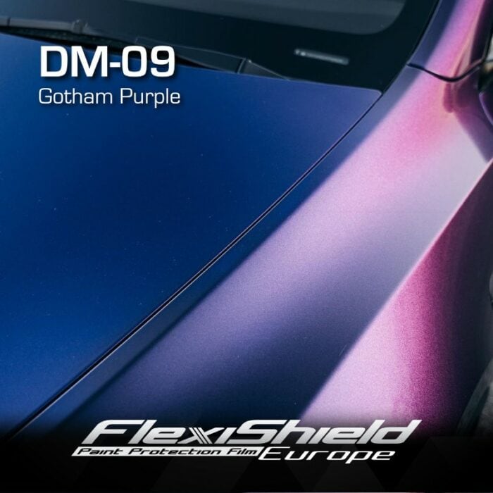 Gros plan sur un capot de voiture présentant une peinture dégradée dans des tons violets, étiquetée DM-09 Gotham Purple. Le texte « Le film FLEXISHIELD Cosmétique PPF DM-09 Gotham Purple, avec ses teintes de violet sombre et mystérieux » apparaît en bas, révélant une profondeur intrigante sous le film de protection de peinture FlexiShield Europe. - Tekalab