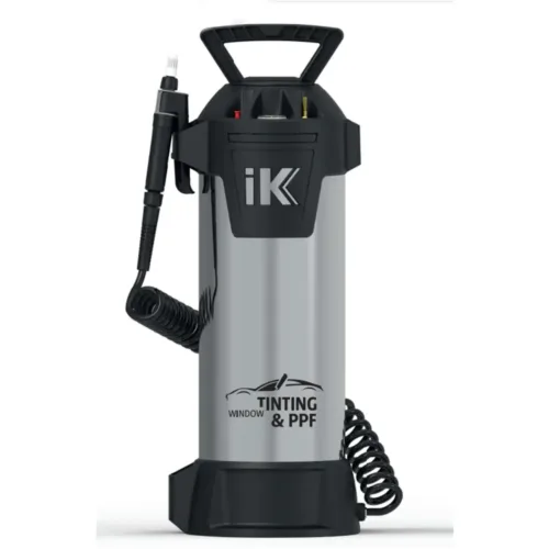 L'élégant pulvérisateur à pression iK PPF & Window Tinting en Inox de 13 litres est conçu pour appliquer avec précision les teintes de vitres et installer les films de protection de peinture. Il est doté d'une poignée supérieure pratique, d'une variété de buses de pulvérisation et d'un tuyau spiralé pour une fonctionnalité optimale. - Tekalab