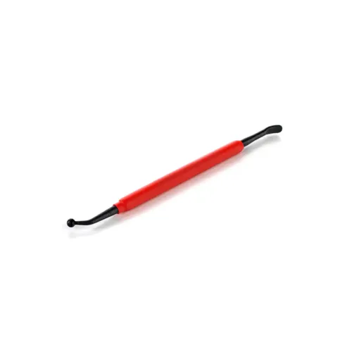 Loutil LacyTip, conçu pour lemballage de détails, est doté dun manche rouge et de deux extrémités : une petite pointe ronde dun côté et une pointe plate et incurvée en dentelle de lautre, le tout sur un fond blanc. - Tekalab