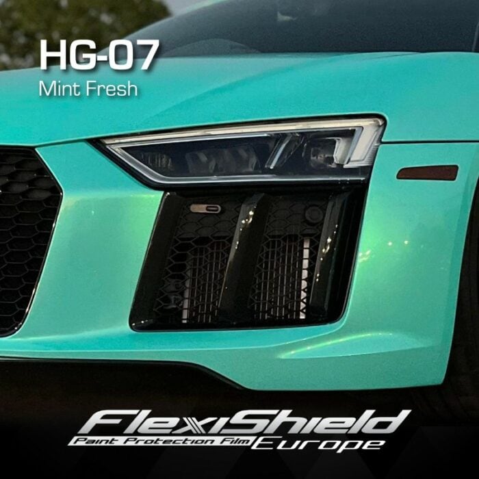 Gros plan de lavant dune voiture de sport élégante, vert menthe, avec des phares géométriques. Le texte indique « FLEXISHIELD Cosmétique PPF HG-07 MINT FRESH », mettant laccent sur le film de protection de peinture avancé qui offre une protection inégalée. - Tekalab