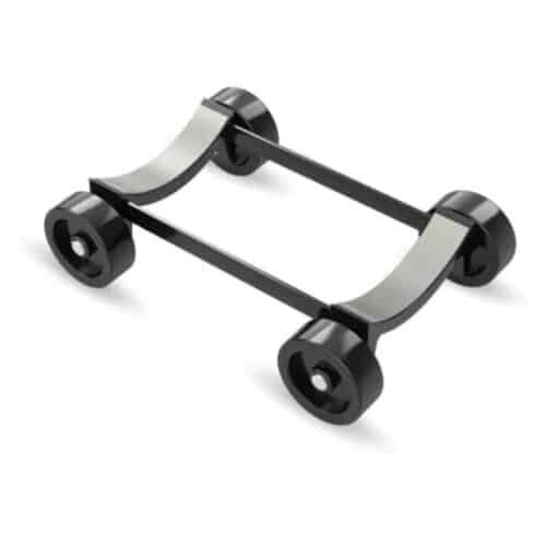 Le support à roulettes Bigboi pour Bigboi Blowr Mini est un support rectangulaire noir à quatre roues et supports incurvés argentés, idéal pour maintenir des objets cylindriques tels que des barils ou des fûts. Son design complète parfaitement le Bigboi Blowr Mini. - Tekalab