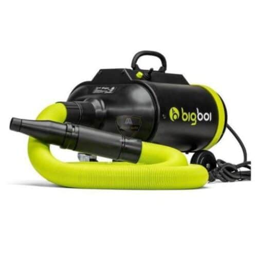 Le Souffleur Bigboi Blowr Pro est un sèche-auto noir et vert fluo doté de deux buses et dun tuyau flexible, idéal pour un séchage efficace du véhicule. Cet appareil électrique portable est doté dune poignée sur le dessus et dun cordon dalimentation visible, offrant une expérience de séchage de qualité professionnelle. - Tekalab
