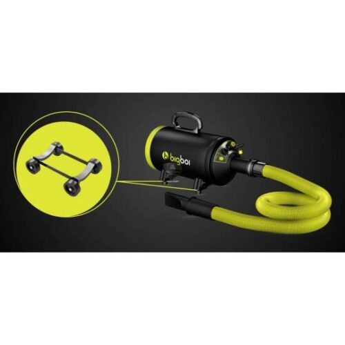 Le sèche-cheveux pour animaux de compagnie Sécheur sans contact Bigboi Blowr Mini présente une conception cylindrique noire et verte avec une poignée supérieure, un tuyau flexible et quatre roulettes pour une mobilité facile sur un fond gris foncé. - Tekalab