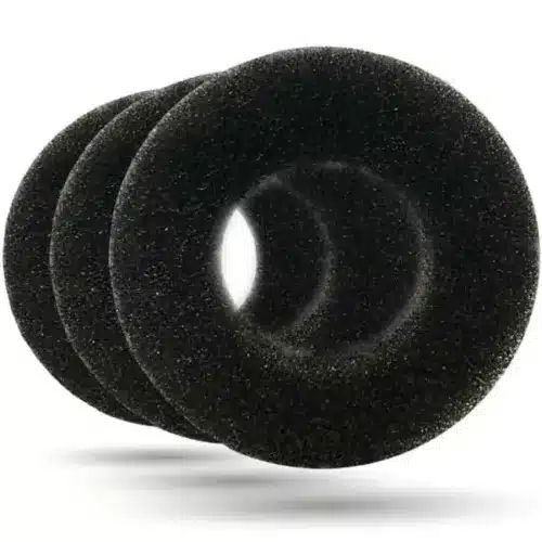 Trois donuts en mousse noire pour cheveux, similaires aux FILTRES DE Rechange pour Bigboi Blowr Mini et Pro (x3), sont empilés. Ils ont un centre creux et sont conçus pour coiffer les chignons, avec une texture douce et poreuse. - Tekalab
