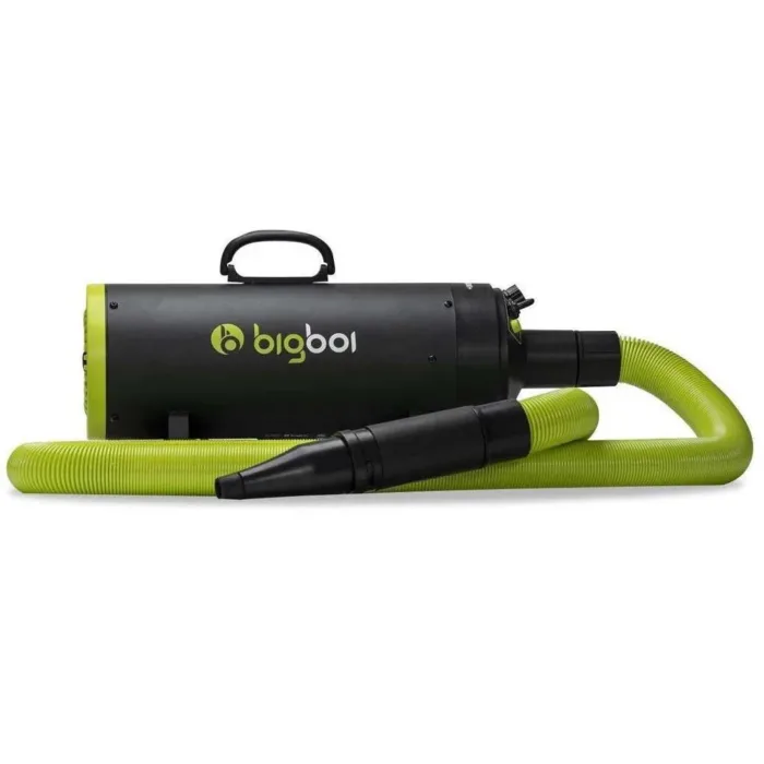 Laspirateur noir et vert « Sécheur Bigboi Blowr Mini+ » arbore son nom emblématique sur le côté, un long tuyau flexible vert fixé à lunité principale et une poignée noire pour une maniabilité aisée. - Tekalab