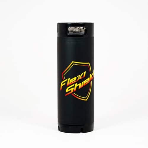 Un gobelet isotherme noir arborant le logo « Flexi Shield » en jaune et rouge avec un motif de bouclier, associé à un couvercle à poignée argentée sur fond blanc, saccorde parfaitement avec vos essentiels Pulvérisateur à pression PPF Flexishield 19L / High Pressure Tank 19L. - Tekalab