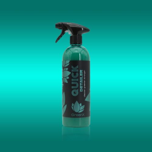 Le flacon pulvérisateur nettoyant Quick Detailer du kit Nanolex Green X est centré sur un fond dégradé bleu sarcelle, son étiquette ornée dun motif de feuille. La buse noire est prête à laction. - Tekalab