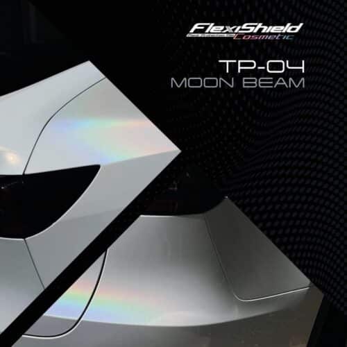 Limage promotionnelle met en valeur le FLEXISHIELD Cosmétique PPF TP-04 Moon Beam 2.0 avec un effet brillant et irisé sur larrière dune voiture blanche. Le marquage du produit est élégamment superposé sur un fond noir texturé, capturant lessence innovante du revêtement. - Tekalab