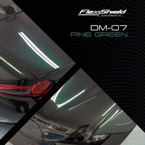 Gros plan sur la surface métallique dune voiture en vert pin, protégée par FLEXISHIELD Cosmétique PPF TP-04 Moon Beam 2.0. Limage du haut montre la zone arrière avec un feu arrière visible, tandis que limage du bas met en évidence la peinture réfléchissant les lumières blanches. Le texte indique « FlexiShield Cosmetic DM-07 Pine Green ». - Tekalab