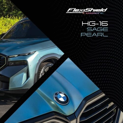 Le capot et le badge bleus dune BMW sont présentés sous un angle stylisé, avec le texte « FLEXISHIELD Cosmétique PPF TP-04 Moon Beam 2.0 » flottant au-dessus dun fond texturé et sombre. Les lignes épurées et la finition brillante de la voiture sont parfaitement accentuées. - Tekalab