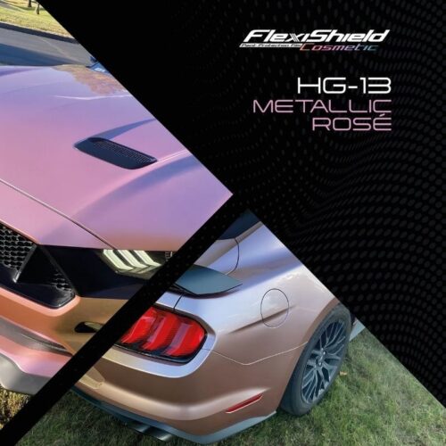 Une image divisée présente une voiture au look rosé métallisé, montrant le capot et la calandre à gauche, et le coin arrière avec le feu arrière à droite. Le texte « FLEXISHIELD Cosmétique PPF TP-04 Moon Beam 2.0 » est élégamment superposé dans le coin supérieur droit. - Tekalab