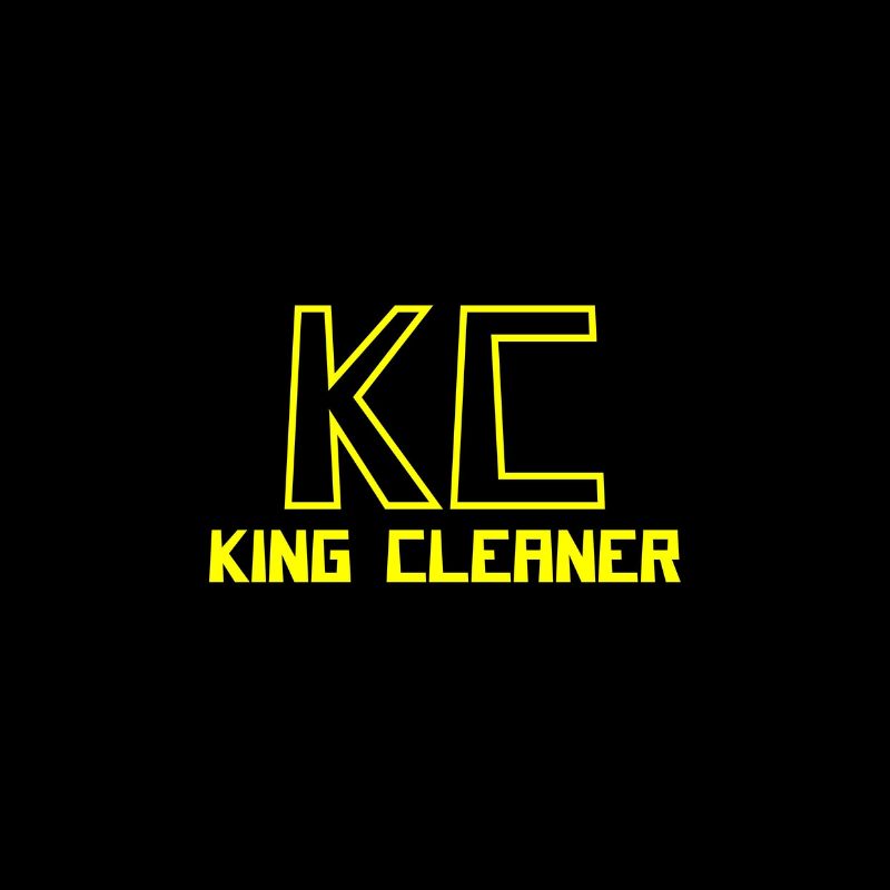 Limage présente un fond noir avec les mots en gras et jaunes « KC King Cleaner » dans une police stylisée et angulaire. Les lettres plus grandes « KC » flottent au-dessus de « King Cleaner », suggérant une solution royale pour éliminer la mauvaise odeur de voiture. - Tekalab