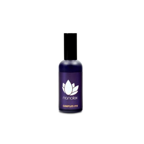 Un flacon violet foncé avec un bouchon noir est étiqueté « Parfum professionnel Nanolex Carfum No.3 », avec un logo stylisé en forme de lotus blanc. Le flacon au design élégant repose en position centrale sur un fond blanc immaculé. - Tekalab