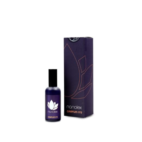 Le flacon bleu foncé du Parfum professionnel Nanolex Carfum No.3 est accompagné dun coffret assorti au design minimaliste en forme de feuille claire. Les deux affichent bien en évidence le logo Nanolex et le nom du produit, reflétant sophistication et élégance. - Tekalab