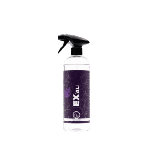 Un flacon pulvérisateur en plastique transparent avec une buse noire comporte une étiquette violet foncé ornée dillustrations de feuilles et dun texte blanc audacieux « Nanolex EX AL ». La base présente subtilement son logo circulaire, faisant allusion aux origines de Nanolex. - Tekalab