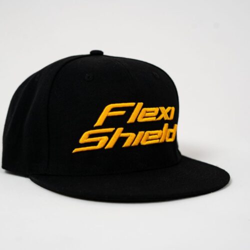Casquette de baseball noire avec linscription « Ruban Adhésif Flexishield » brodée en lettres jaunes audacieuses, sur fond blanc. - Tekalab