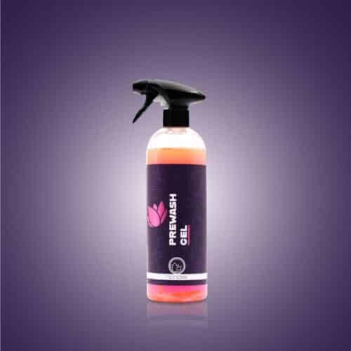 Bouteille de gel de prélavage avec buse de pulvérisation noire, avec une étiquette violette avec un motif de feuille rose. Le nom de la marque est « Nanolex » et la bouteille est placée sur un fond dégradé violet. - Tekalab