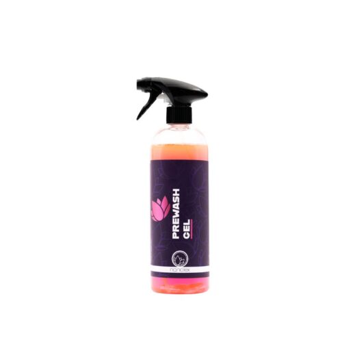 Une bouteille de gel de prélavage avec un embout pulvérisateur. La bouteille a une étiquette violette avec un motif de feuille rose et le texte « PREWASH GEL » ainsi quun logo en bas. Le liquide à lintérieur apparaît orange. - Tekalab