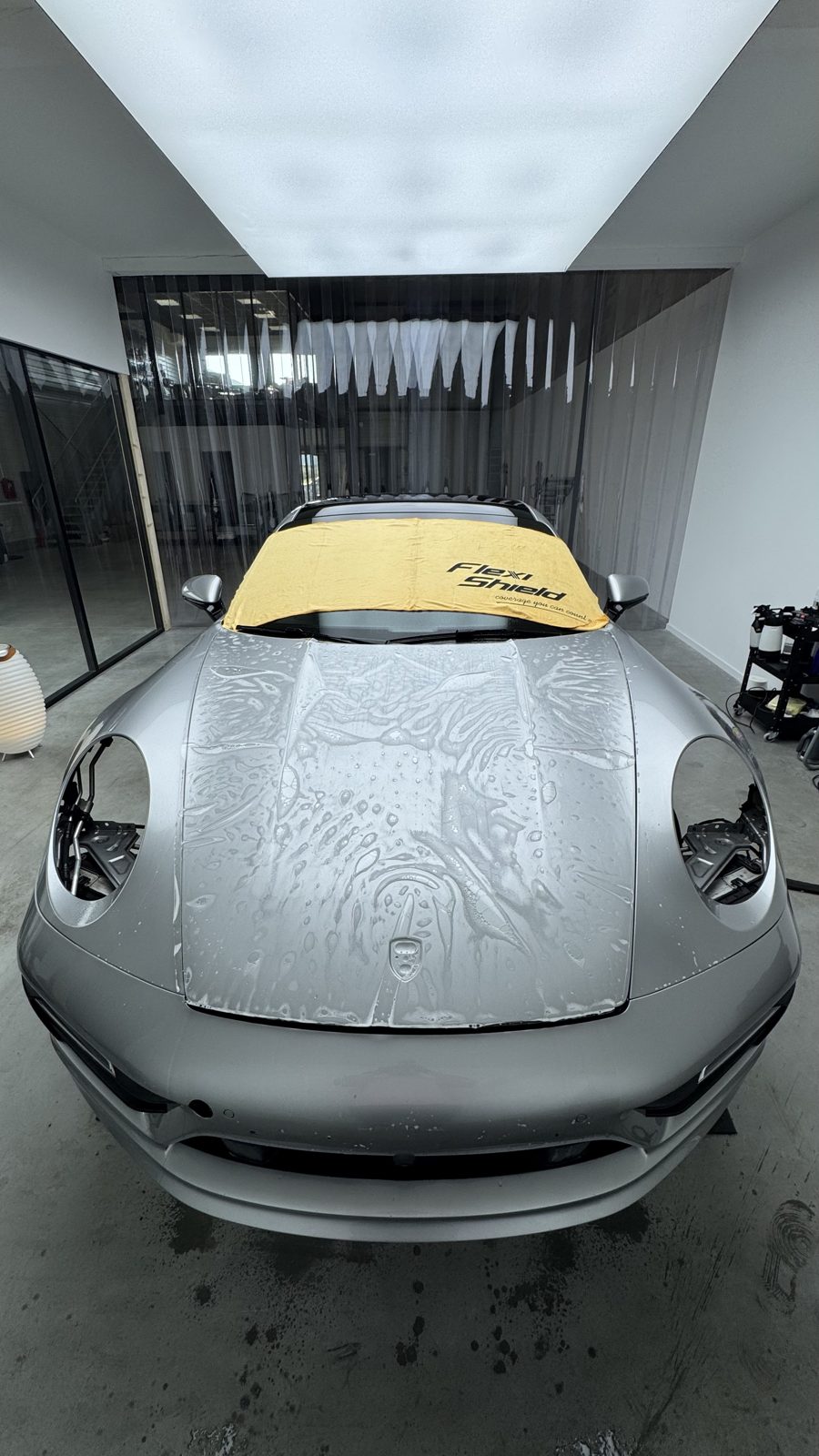 Pose humide d'un film PPF sur le capot d'une Porsche 911