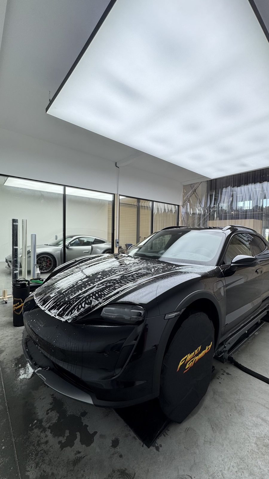 Porsche Taycan protégée par un film PPF, en cabine de pose