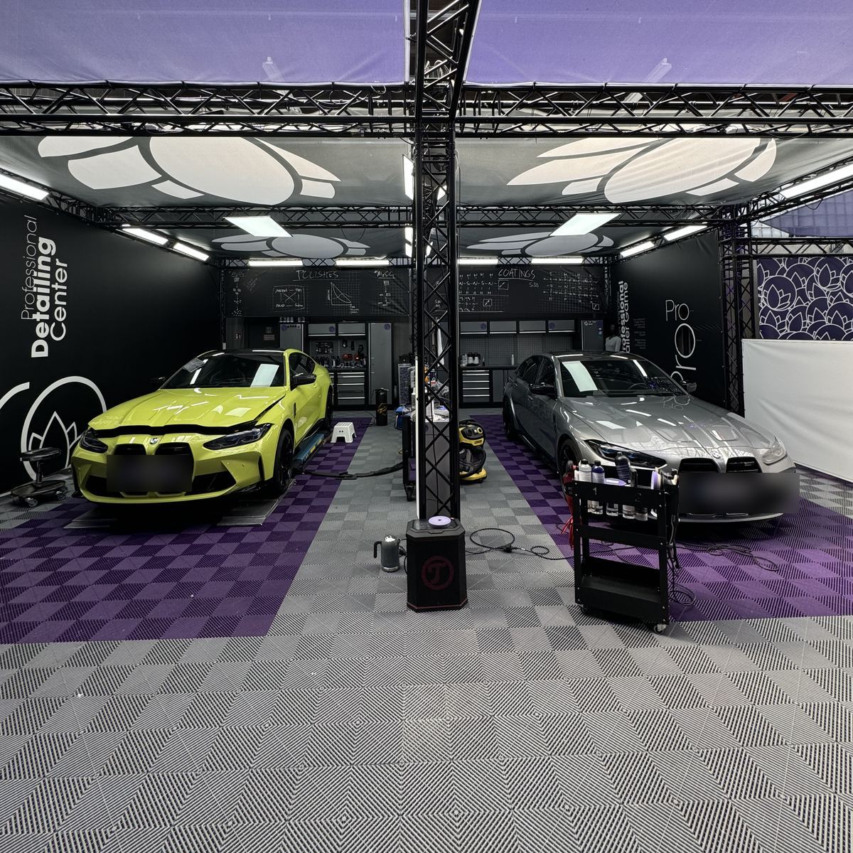 Véhicules en préparation dans l’atelier de detailing