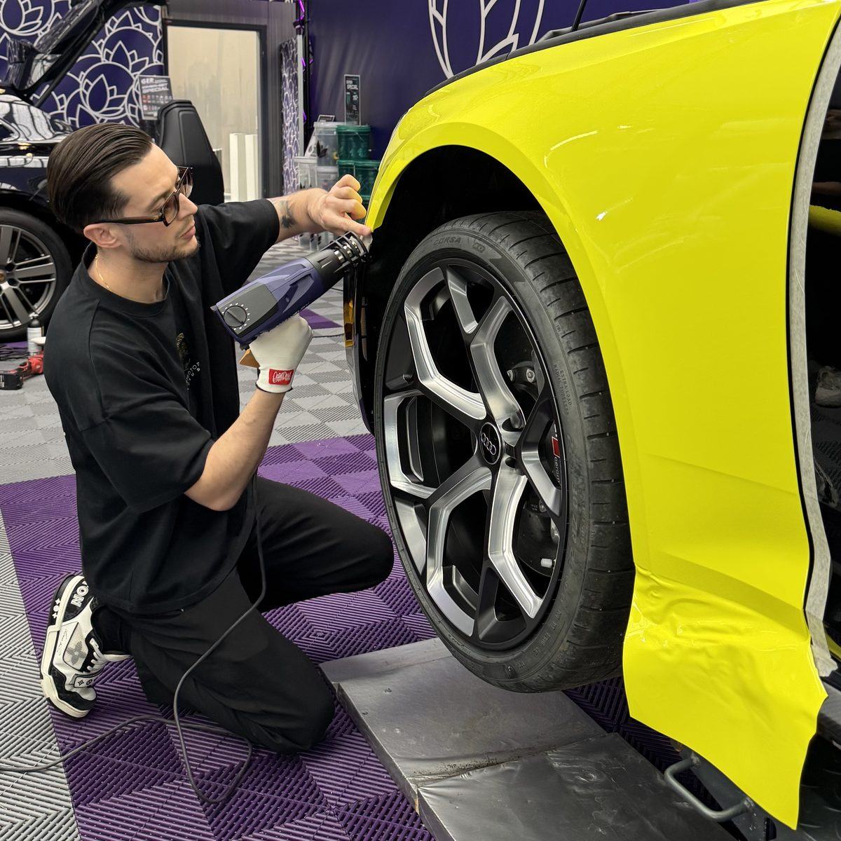 Pose d’un film PPF couleur jaune sur la carrosserie