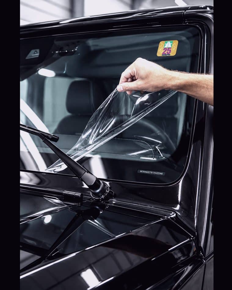 Pose du film de protection pare-brise Tekalab Glass Protect sur un Mercedes Classe G