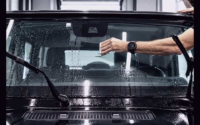 Marouflage du film de protection sur le pare-brise d'un Mercedes Classe G
