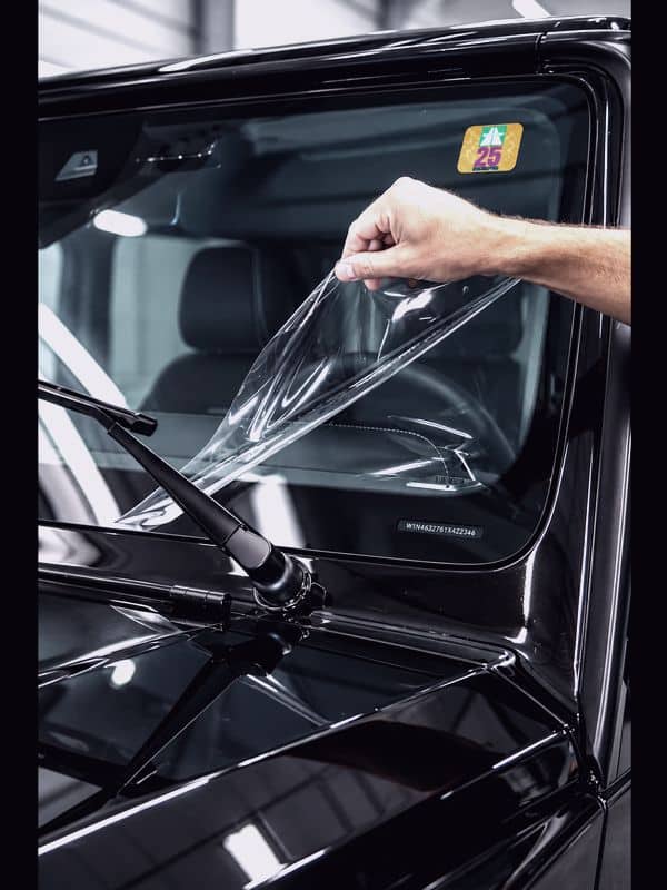 Film de protection pare-brise Tekalab Glass Protect en cours d'application