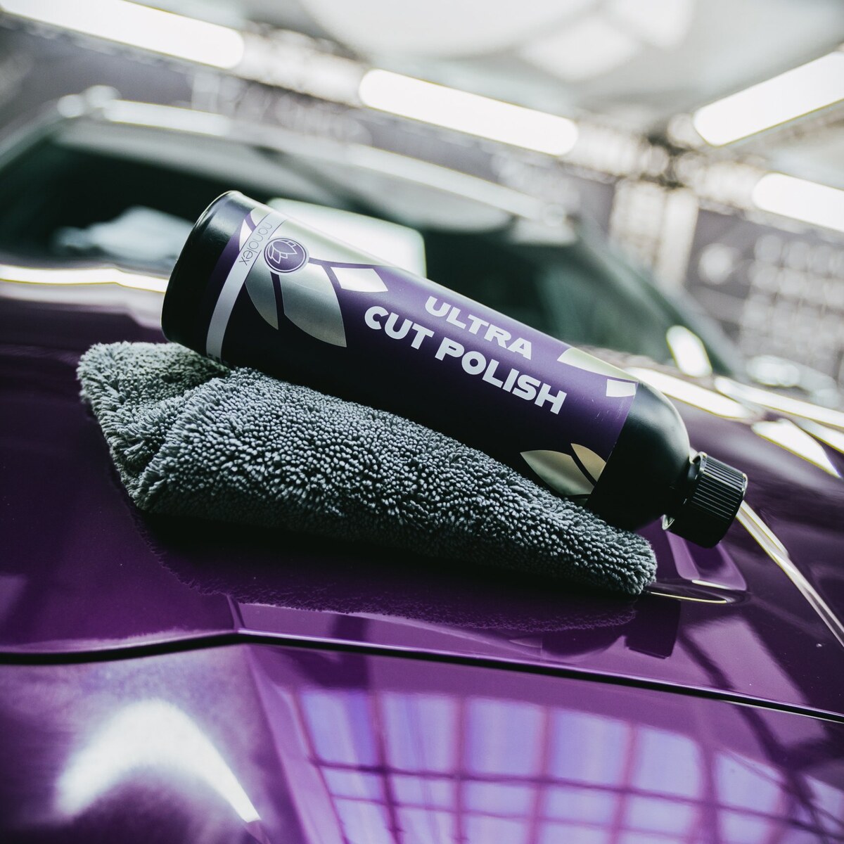 Pack polish one step Nanolex : Ultra Cut Polish posé sur une microfibre Allround Duo sur une carrosserie violette
